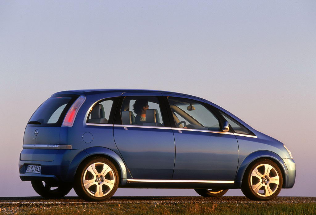 Opel Concept M 2002 002.jpg